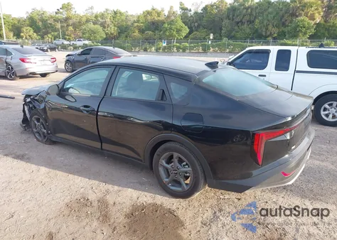 2025 Kia K4 Lxs z USA, uszkodzony, nr VIN 3KPFT4DE3SE045944